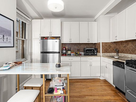 3rd image of 155 E 49th St #3G