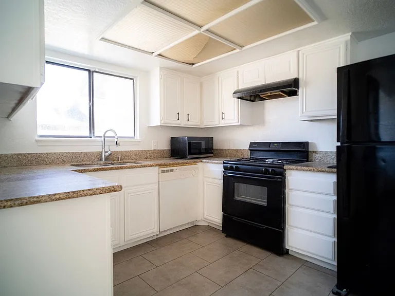 837 Sunrise Ct — Photo 7
