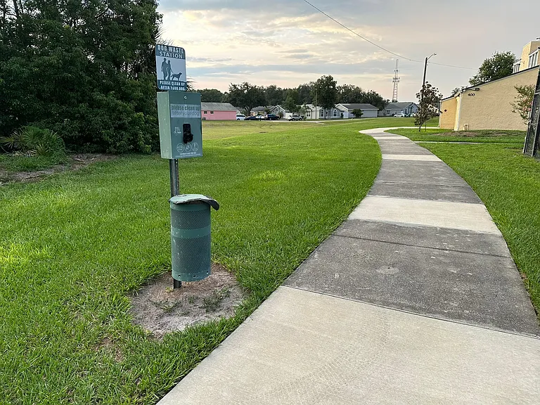 DOG FRIENDLY WALK AND
ACCESS TO CLUB HOUSE.