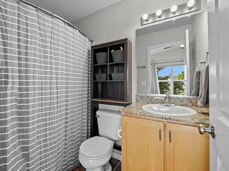 301 SE 11th St #503 — Photo 8