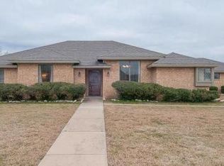 800 Shady Brook Ln, Red Oak, TX 75154