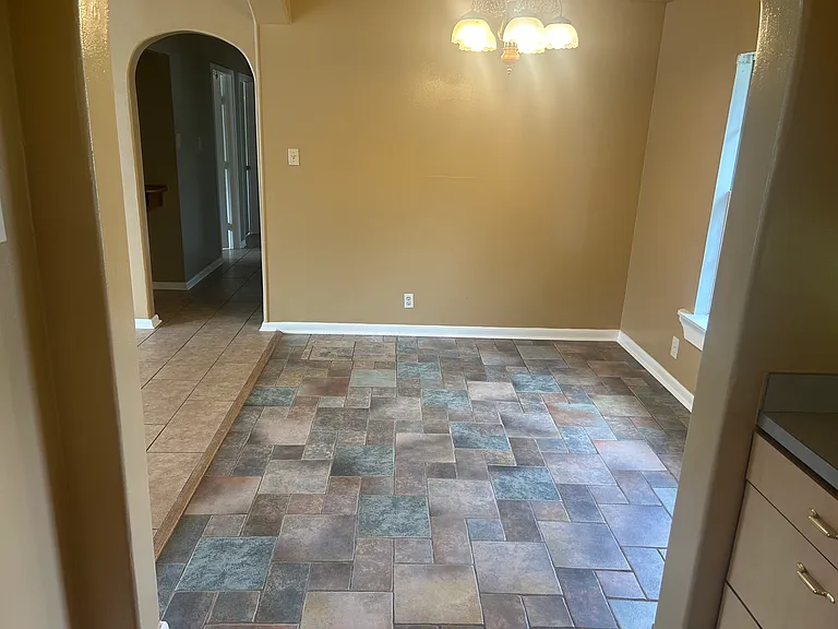 516 Mobile Dr — Photo 6