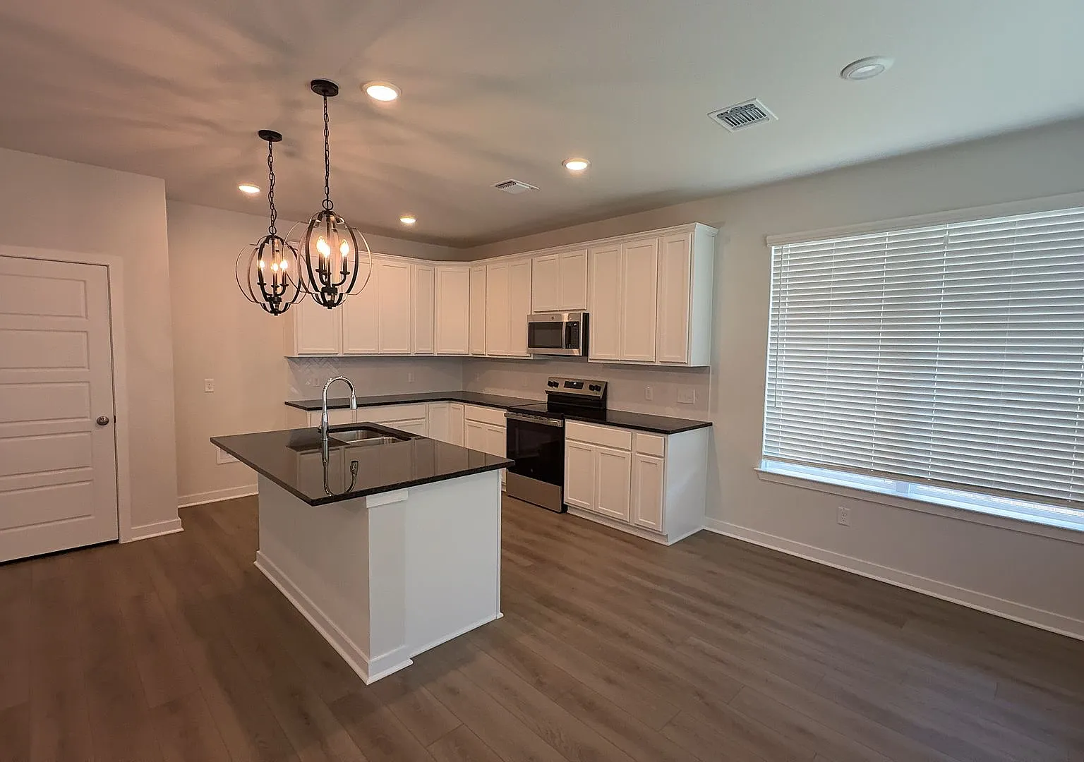 4 bed, 1654 sqft, $2,150 — Photo 4
