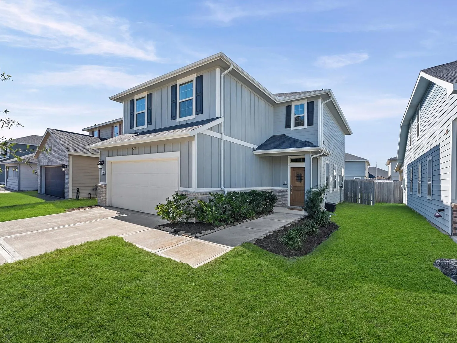 4 bed, 2.5 bath, 2176 sqft, $2,400 — Photo 2