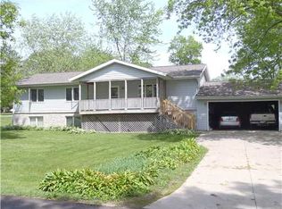 40 Timber Ln, Robins, IA 52328