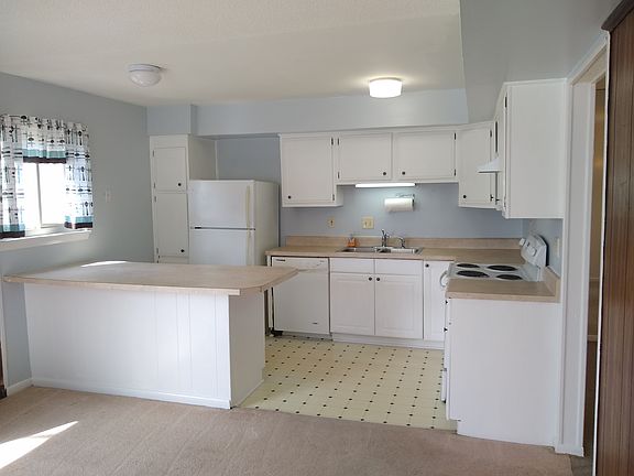 2nd image of 929 Birch Rd