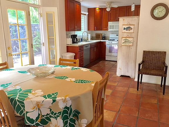 Dining area open to kitchen Double French doors and screens in DR/Kitchen for great natural light and great for entertaining!