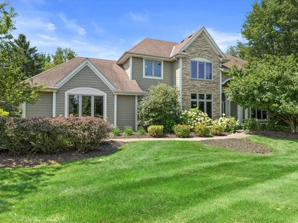 787 Red Oak DRIVE, Summit, WI 53066