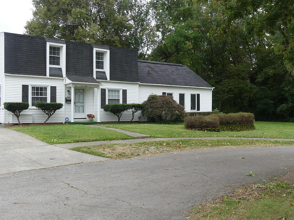 1st image of 1829 Surrey Pl