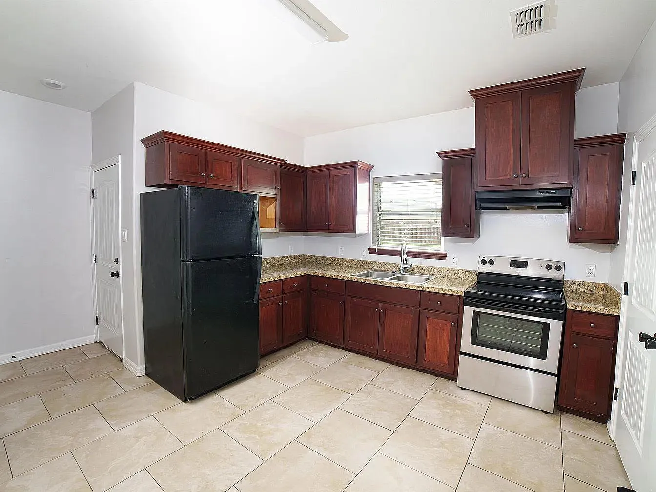 704 S Linda St - 4 — Photo 3
