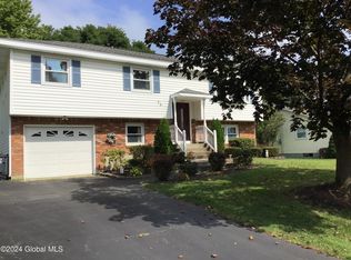 14 Ethel Dr, Loudonville, NY 12211