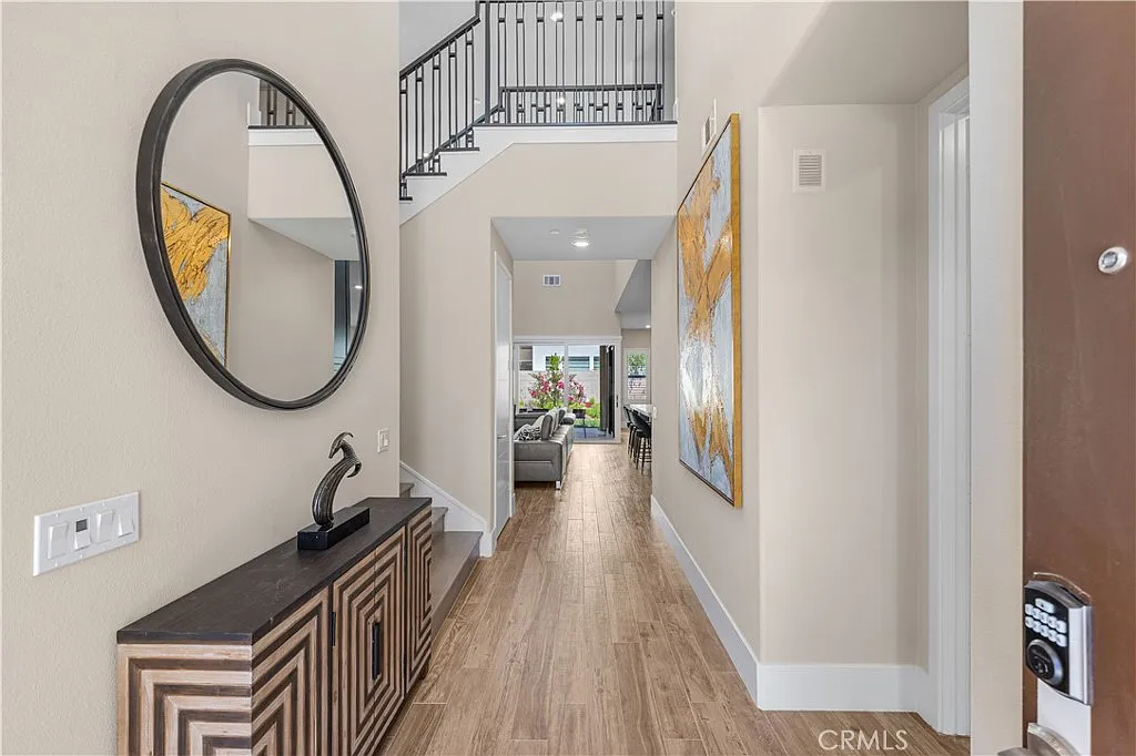 5 bed, 3.5 bath, 3207 sqft, $9,000 — Photo 2