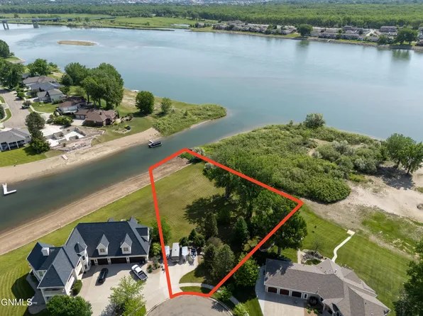 4913 Lakewood Dr SE, Mandan, ND 58554