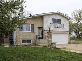 104 Pembroke Rd SW, Poplar Grove, IL 61065