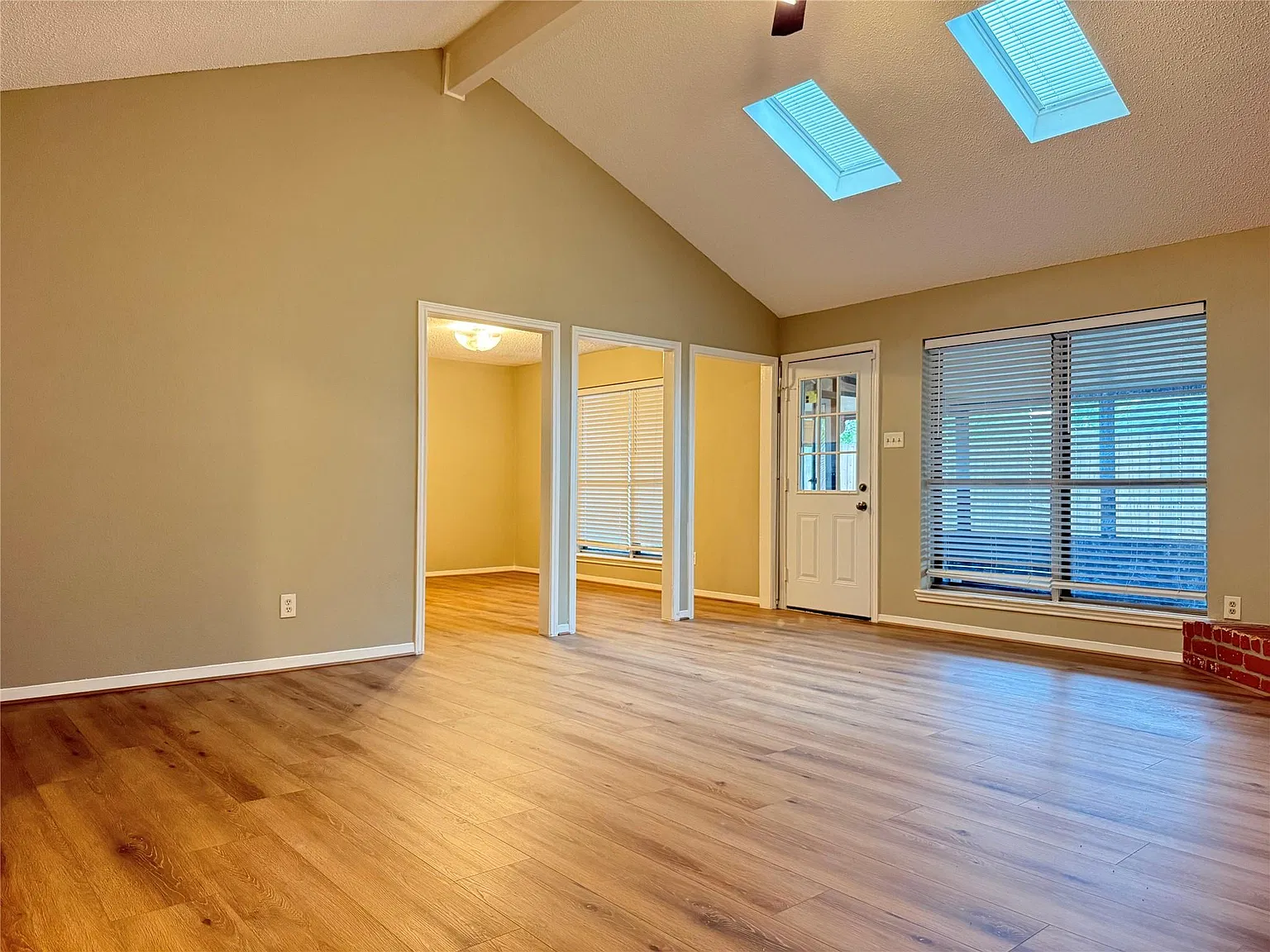 3 bed, 2.0 bath, 1689 sqft, $2,100 — Photo 4
