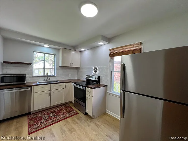 310 Albany St — Photo 23