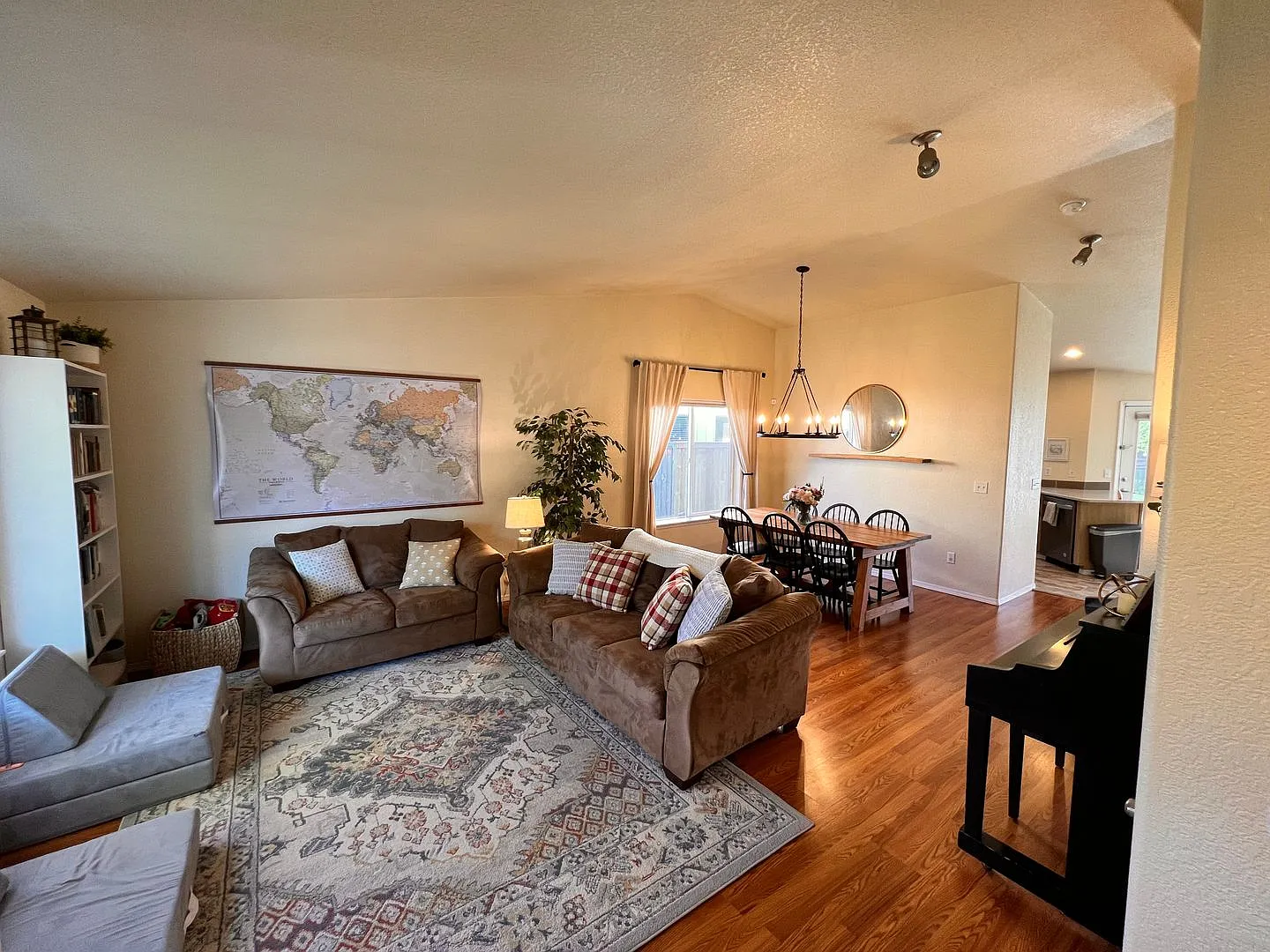 Great Neighborhood 3bd/ 2.5 Avail. Nov. 10th — Photo 4