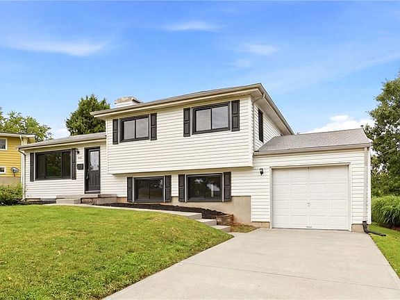 2nd image of 1702 NE Shady Lane Dr