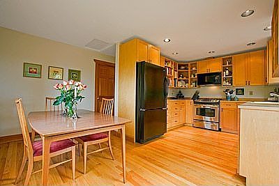Kitchen w/gas range