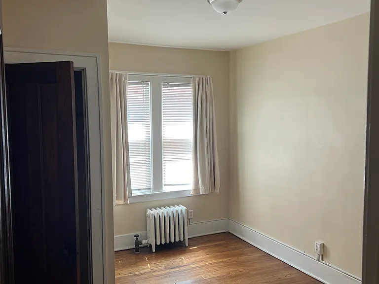 bedroom w closet