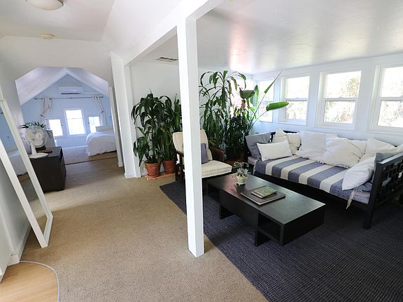 2nd image of 3143 Hawthorn St #B