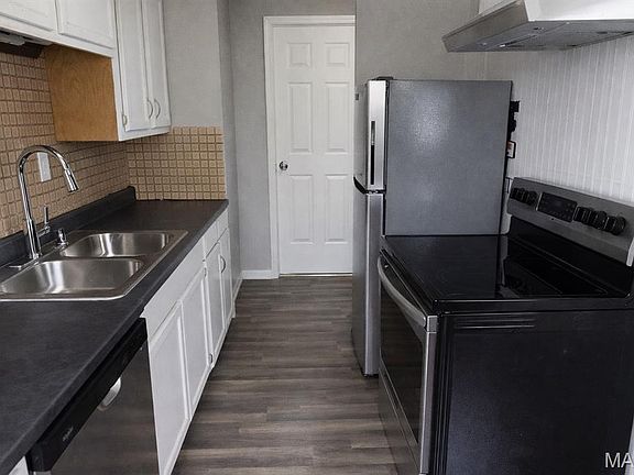 5th image of 302 Banff Cir