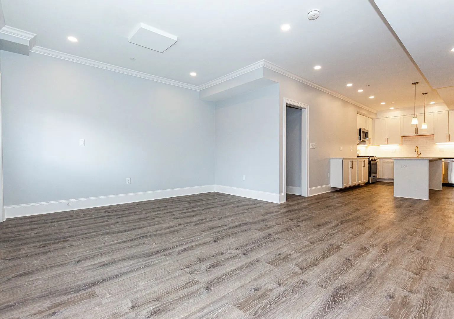 No Fee Renovated 4 Bed/2 Bath On Brighton/Newton Line With Central Air, Laundry — Photo 4
