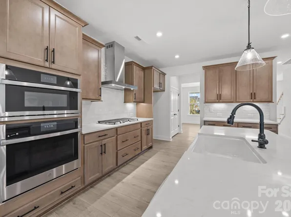 124 Canary Ln, Mooresville, NC 28115