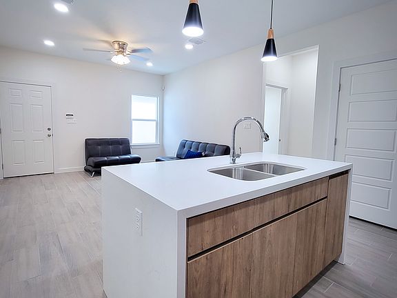 4th image of 1404 W Platinum Dr #3