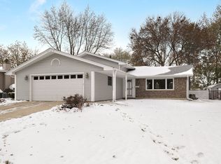 920 S Cedarcrest Dr, Schaumburg, IL 60193