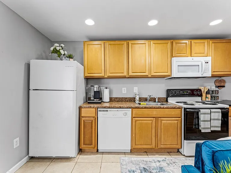 915 Lafayette Blvd #B — Photo 12