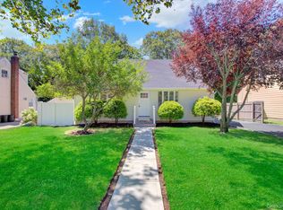 11 Parkwood Rd, Westbury, NY 11590