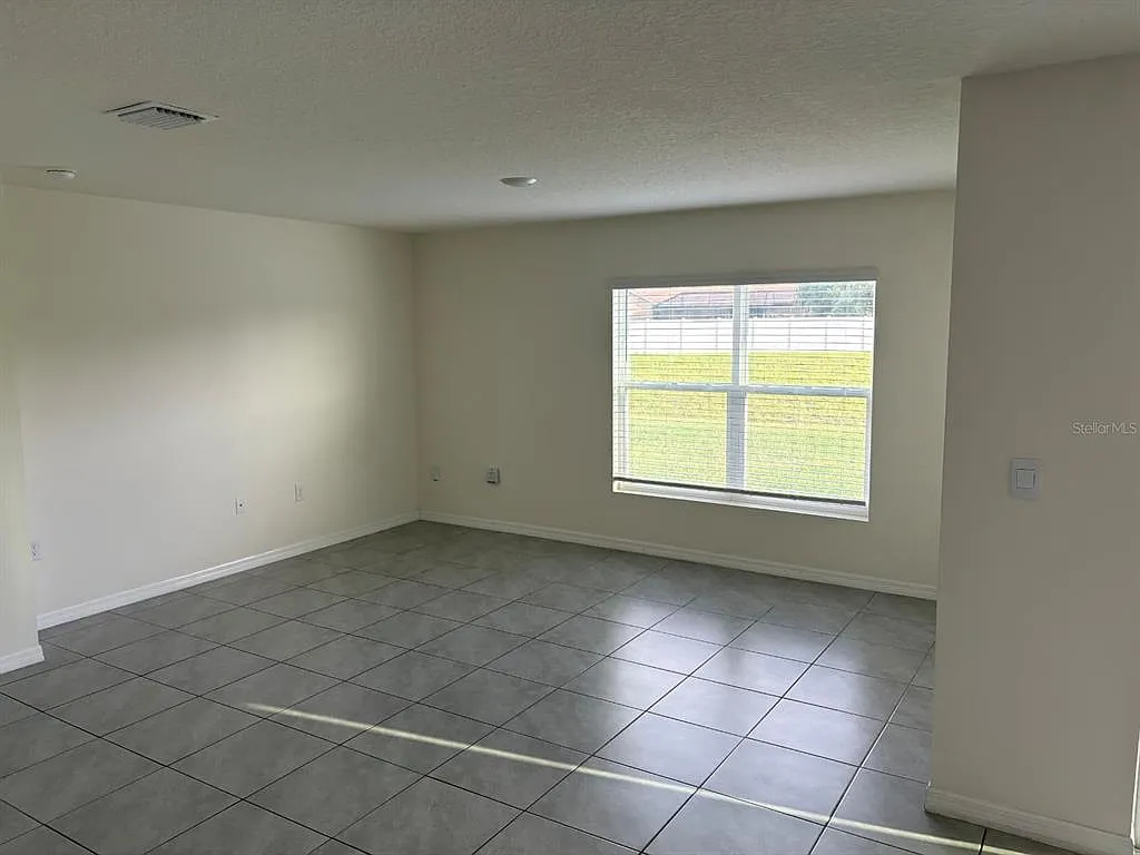 4 bed, 2.0 bath, 1812 sqft, $2,400 — Photo 4