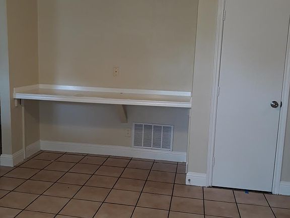 Desk/TV shelf in Livingroom