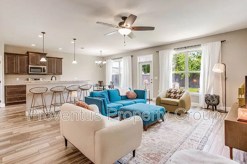 3 bed, 2.0 bath, 1784 sqft, $2,350 — Photo 2