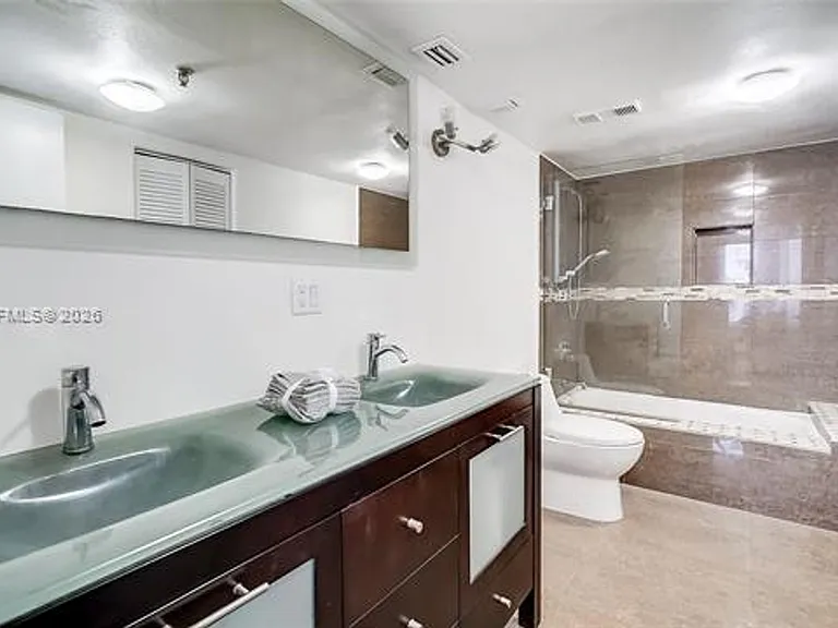 2401 Collins Ave #1410 — Photo 4