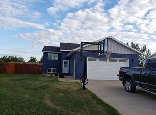 139 Burke Dr, Bismarck, ND 58504