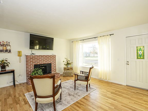 4th image of 1168 Pleasant St
