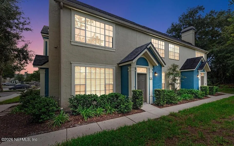 2 bed, 2.0 bath, 1229 sqft, $2,000 — Photo 2