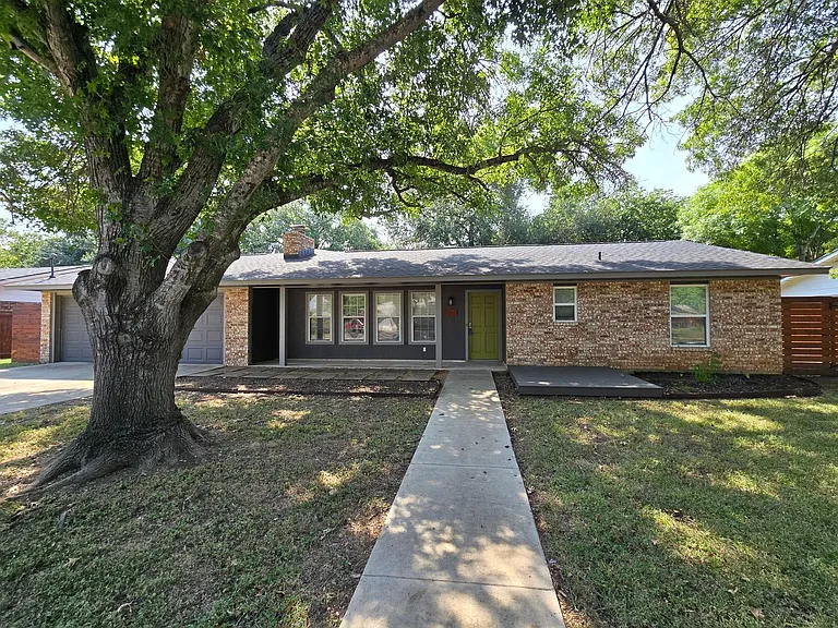 1360 Poppy Ln — Photo 3
