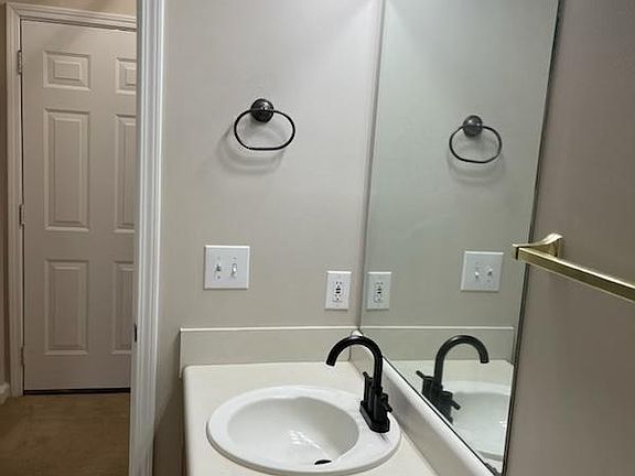 4th image of 727 Bedford Ct