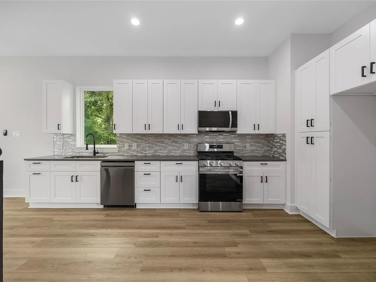 3 bed, 2.5 bath, 1775 sqft, $1,900 — Photo 4