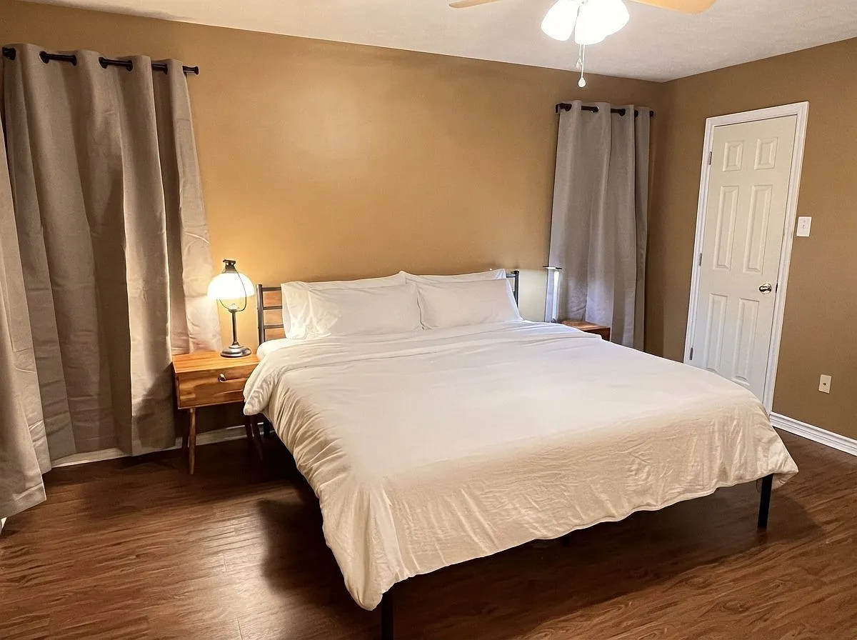 Fully Furnished Home Near Texas A&M | Wi-Fi & Parking — Photo 1