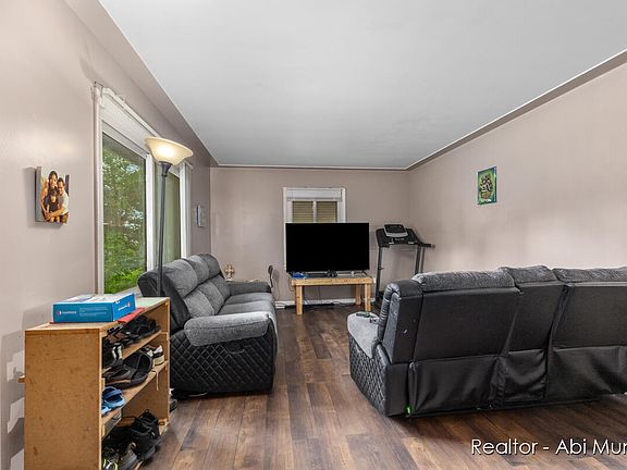 3rd image of 49 47th St SE