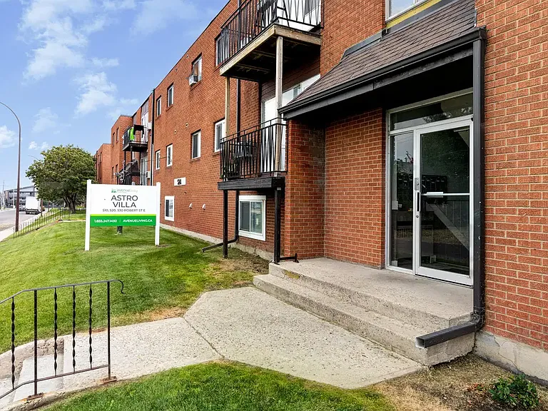 510 Robert St E — Photo 32