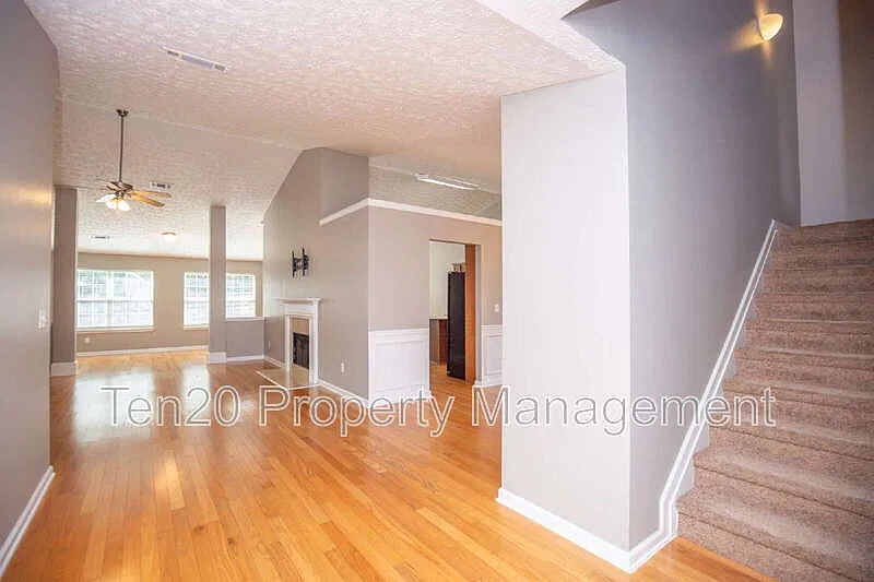 4 bed, 3.0 bath, 2600 sqft, $2,150 — Photo 2