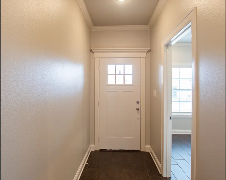 822 Lindsey Ln — Photo 2
