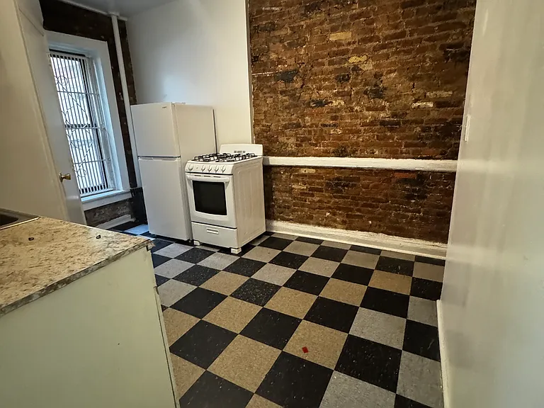 207 E 5th St #2 — Photo 3