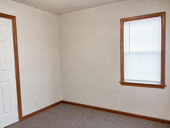 5th image of 107 9th Ave NW