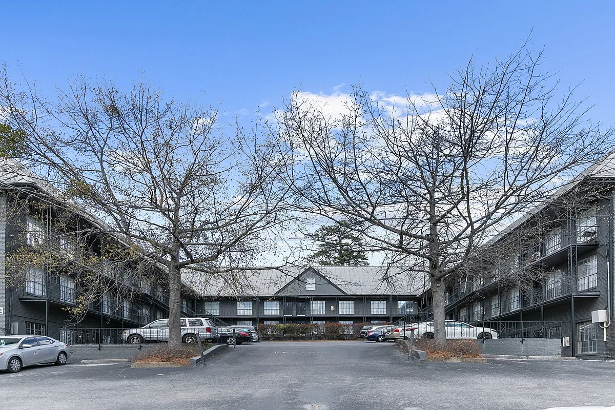 Building Photo - Clairmont Hill